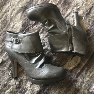 Madden Girl size 10 gray heel boots